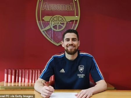 Cập nhật chuyển nhượng 7/8: PSG hoàn tất thương vụ Goncalo Ramos, Al Ittihad chiêu mộ Salah với giá 70 triệu euro